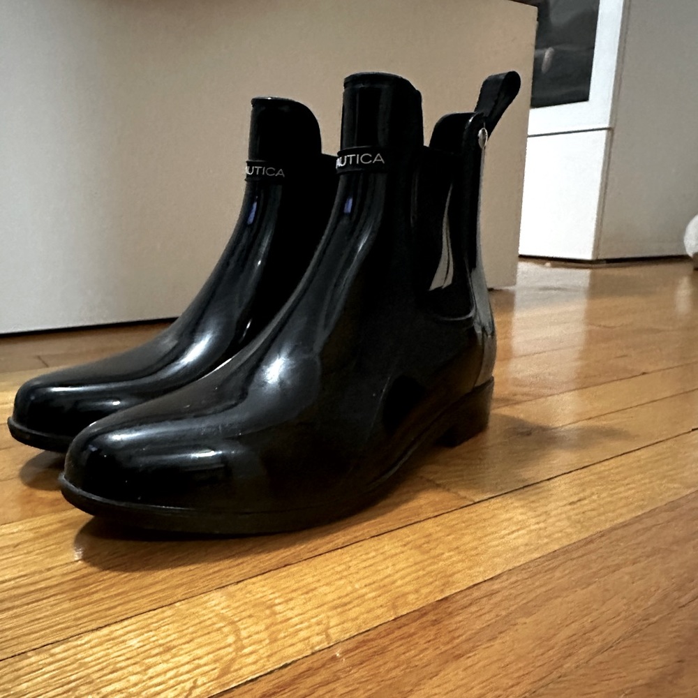 Black Nautica short rainboots